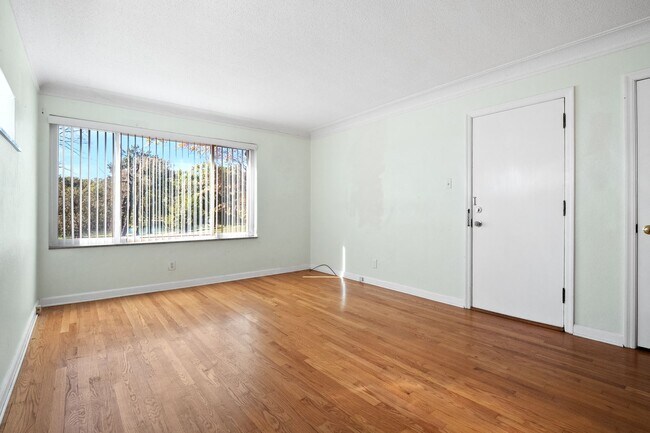 Building Photo - 7112-7114 Jamieson Ave