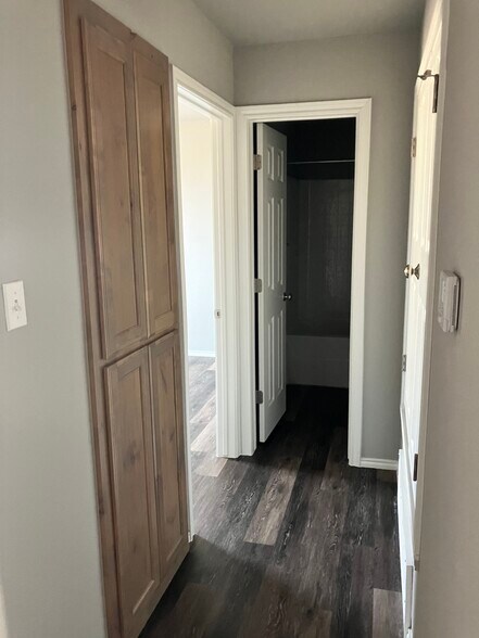 Building Photo - 305 Stoner Way