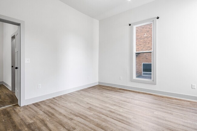 Building Photo - 818 E Elm St