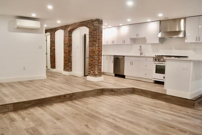 Building Photo - 322 Lowell St