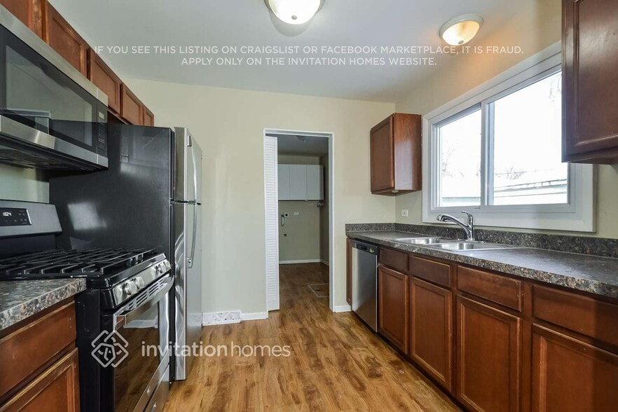 Building Photo - 724 W James St