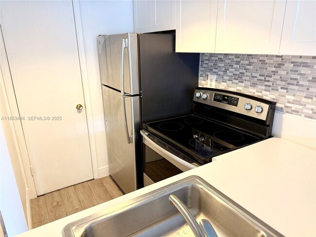 Building Photo - 1000 SE 15th St