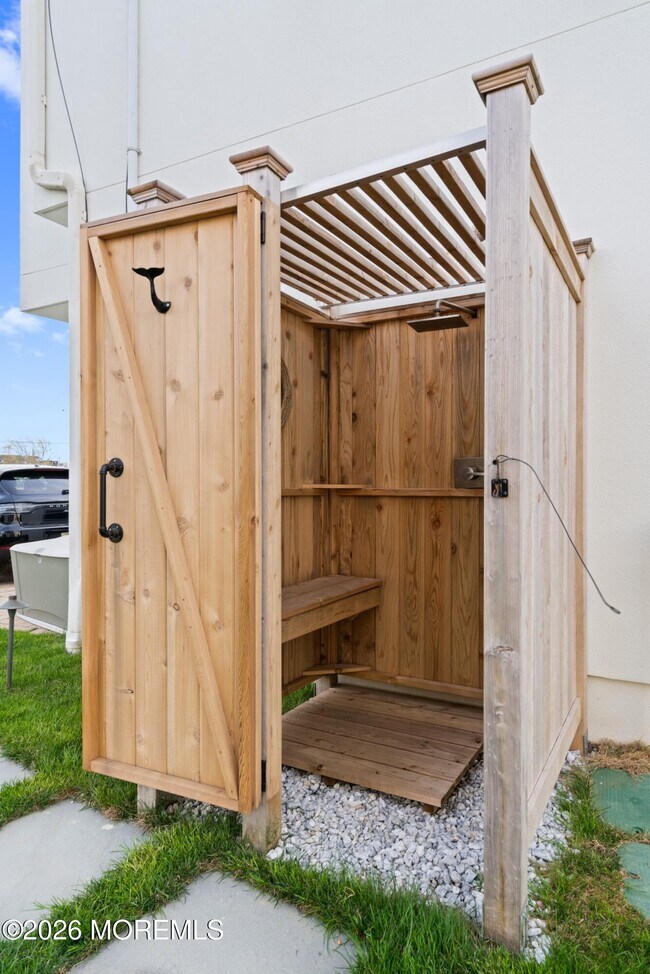 Building Photo - 7 Circle Dr