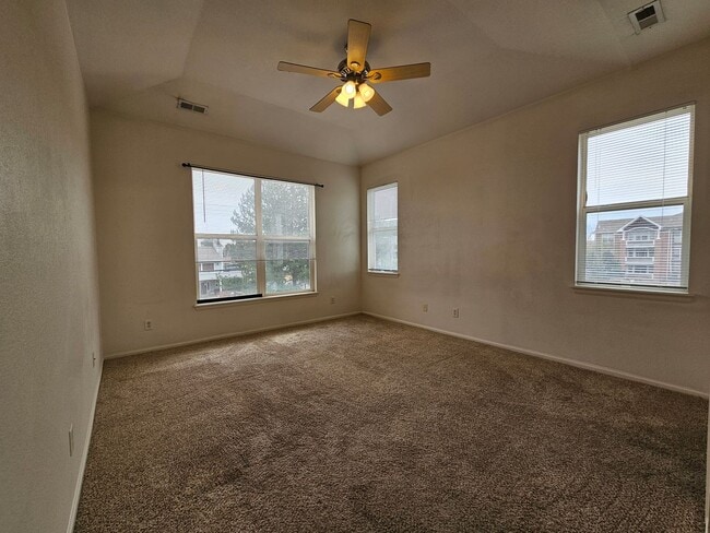 Building Photo - Awesome Aurora Top Floor 2 Bed 2 Bath Cond...