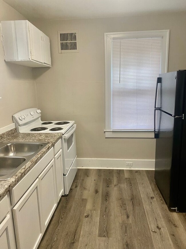 Building Photo - Two Bedroom House with Detached Garage-Section 8 Accepted