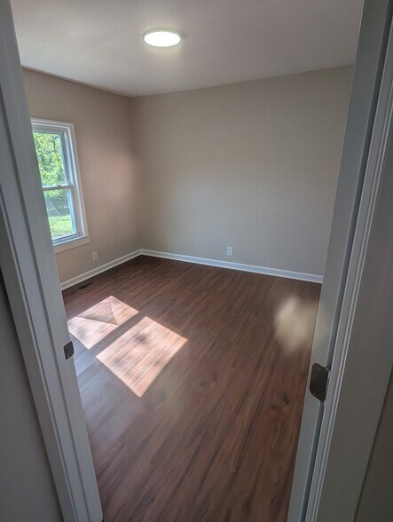 Building Photo - 210 E Maine Ave