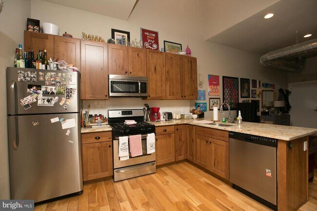 Building Photo - 2701 W Girard Ave