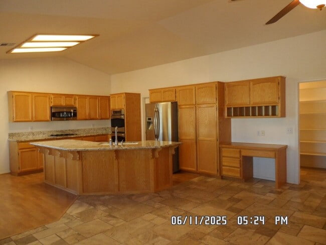 Building Photo - 3 Bedrooms, Den, 2 Bathrooms, 3 Car Garage...