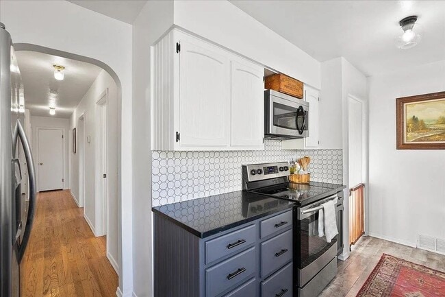 Building Photo - SPACIOUS 3BD/1BA SOUTH HILL HOME | ATTACHED GARAGE | FENCED YARD | W/D HOOKUPS | AVAIL JULY 1
