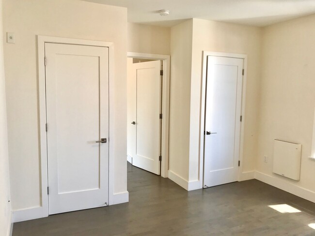 Building Photo - HIP 1BR/1BA Mission MODERN!  Laundry in Un...