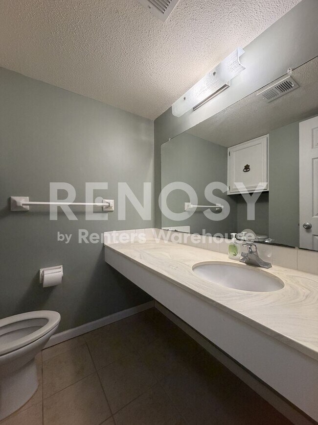 Building Photo - Available Now 2 bedroom 1.5 bath Condo in St. Louis Park