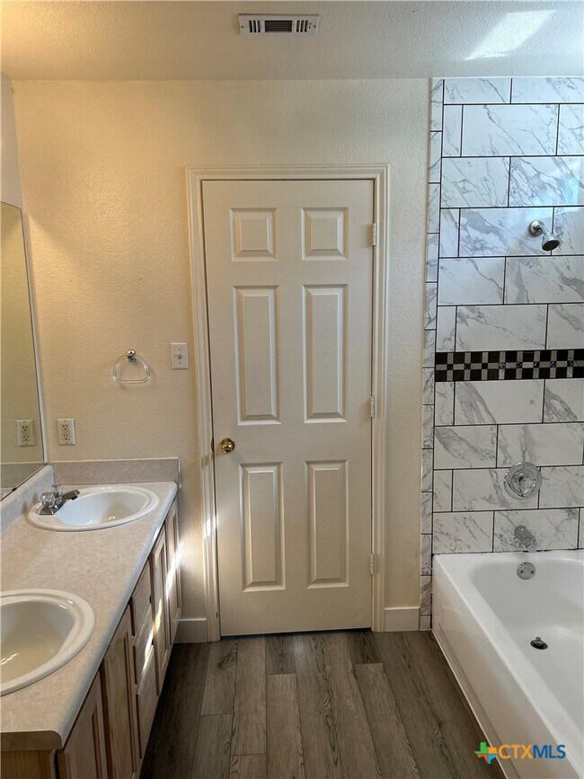 Building Photo - 2203 Tracey Ann Ln
