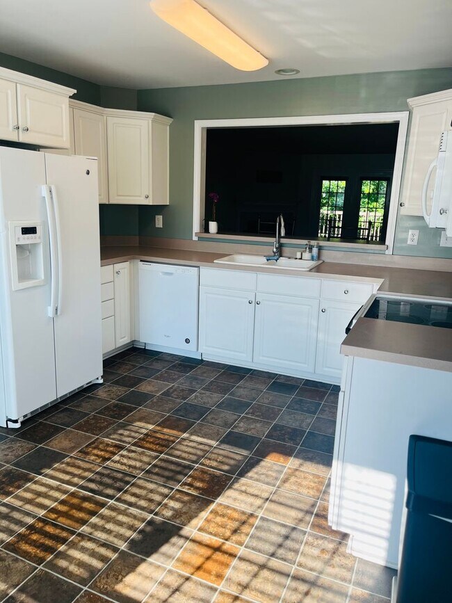 Building Photo - Spacious 3-Bedroom Home in Sought-After Be...
