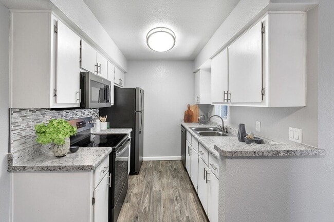 1BR, 1BA - 588SF - Kitchen - Saddle Ridge