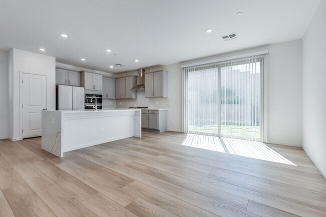 Building Photo - Highly upgraded, spacious, 4 bedroom home ...