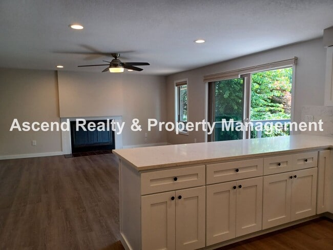Building Photo - Wonderful Lake Oswego One Level 2 Decks 2 ...