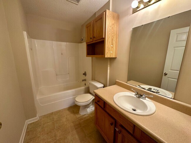 Building Photo - Conveniently Located Duplex!