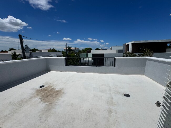 Building Photo - 2515 NE 18th St