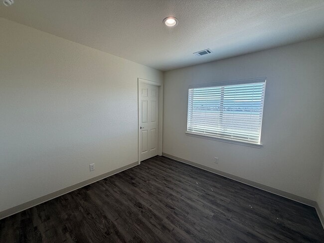 Building Photo - Free Month of Rent for Move in before Dec 1st - Brand New Upstairs 3 Bedroom Apartment