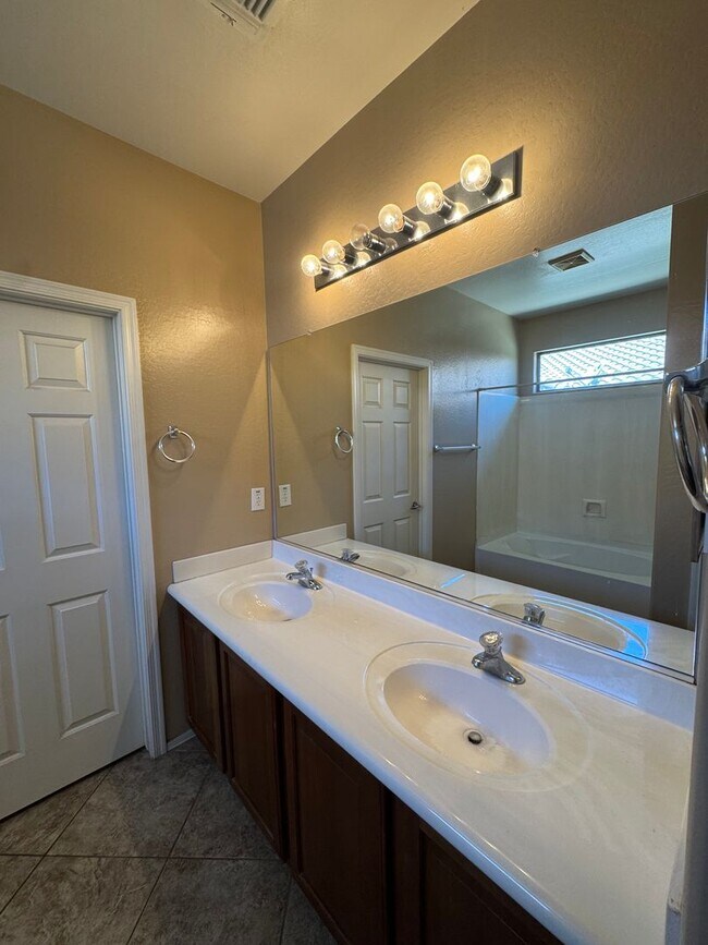 Building Photo - 5 bedroom home in the Anthem Parkside