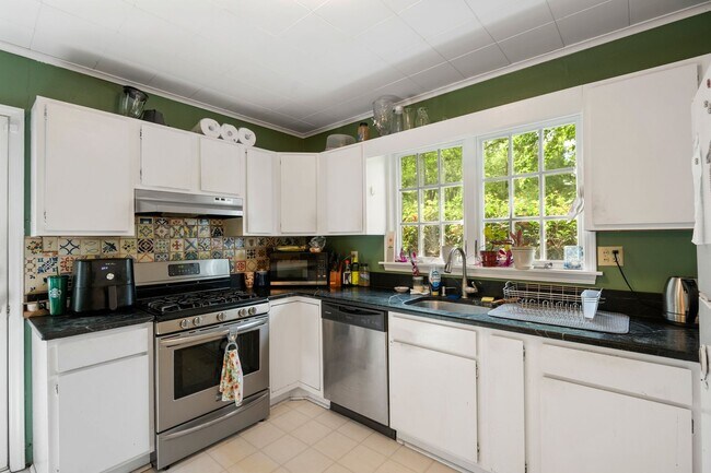 Building Photo - Charming Bungalow in Sunset Hills Neighborhood