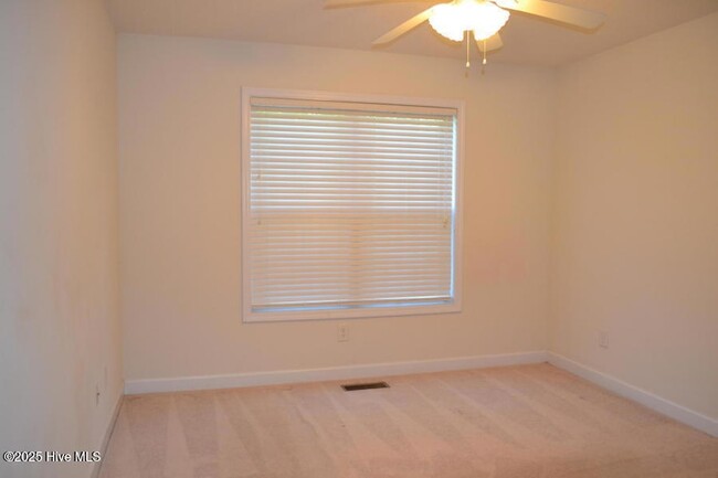 Building Photo - 114 Willow Creek Ln