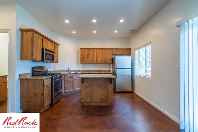 Building Photo - 3 Bedroom & 2.5 Bathroom & Dog Friendly!