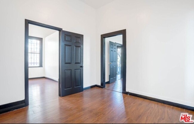 Building Photo - 955 S Ardmore Ave
