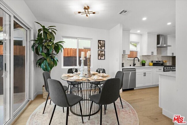 Building Photo - 5815 Saloma Ave