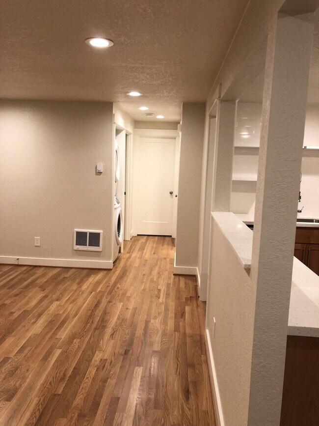 Building Photo - Like New Modern 2BD First Floor New Hardwo...