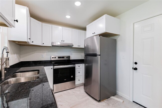 Building Photo - 1802 S 14th Pl