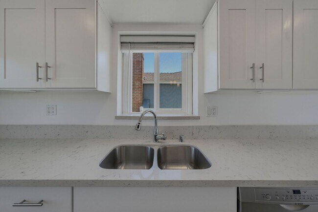Building Photo - 8339 Kenyon Ave