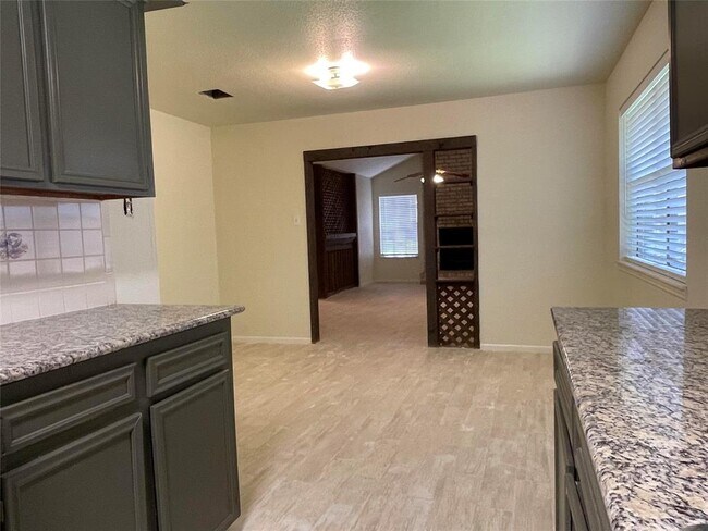 Building Photo - 15906 Nutcracker Ct