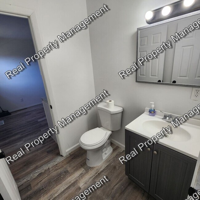 Building Photo - Four Bedroom Bi-Level