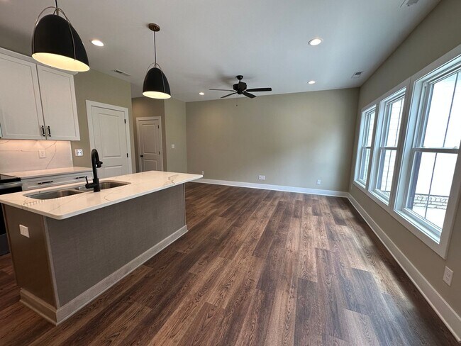 Building Photo - Beautiful new townhouse located in the new...