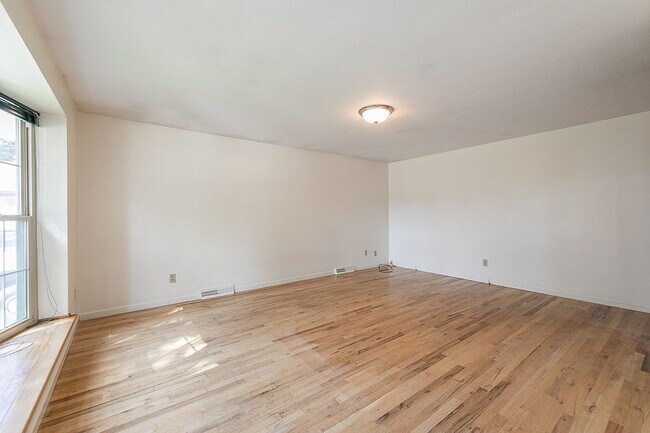 Building Photo - 7420 Webster St