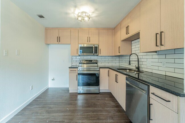 Building Photo - Sable Ln Duplex