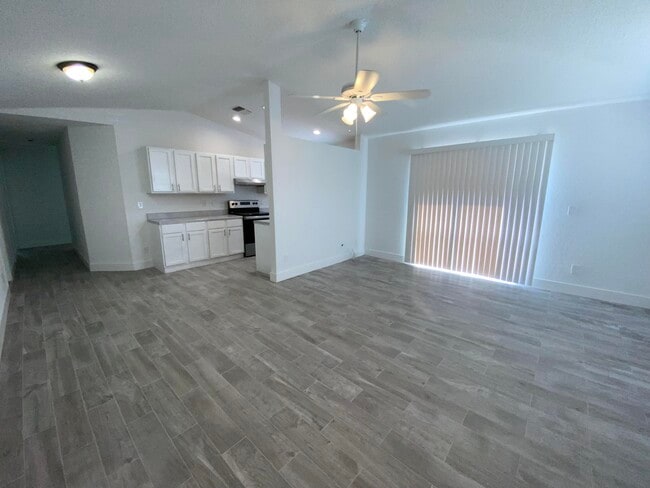 Building Photo - 553 E Ridge Cir N