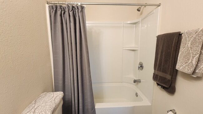 Building Photo - Beautiful Townhome in Waterford Lakes 2 Bedroom 2.5 baths and 1 Car Garage