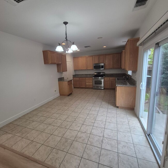 Building Photo - Natomas Home available for Speedy Move in.