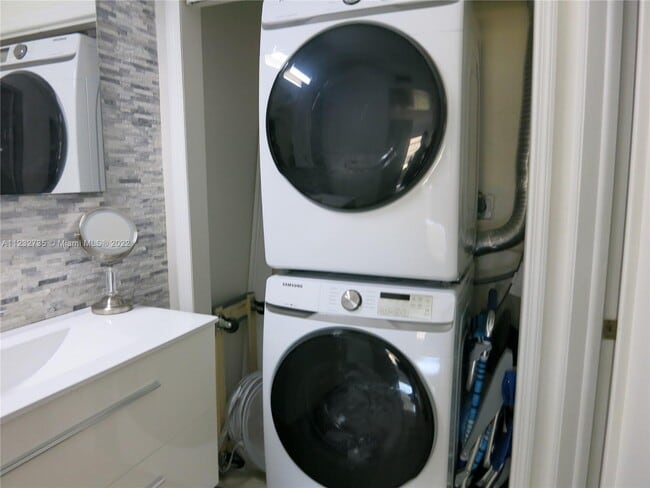 Building Photo - 1300 SW 122nd Ave