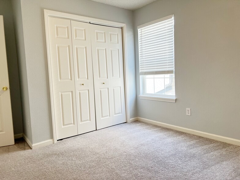 Building Photo - 2282 Middle View Dr