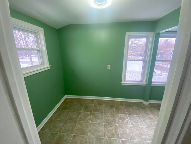 Building Photo - 2015 Cottage Ave E