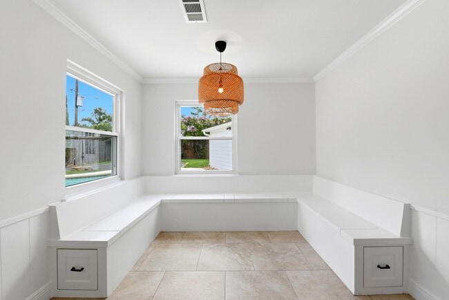 Building Photo - 4810 Bayou Vista Dr