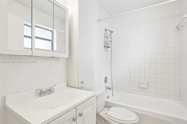 Building Photo - 2120-2122 Thomas Street Unit 2122