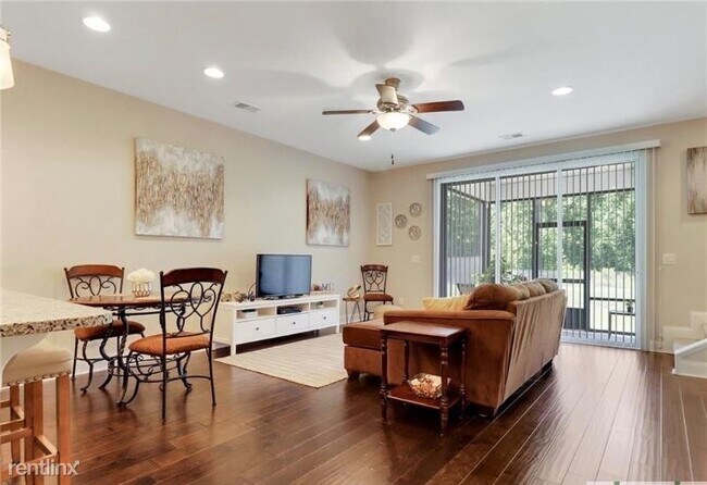 Building Photo - 3 br, 2.5 bath Townhome - 244 Lake Lily Dr