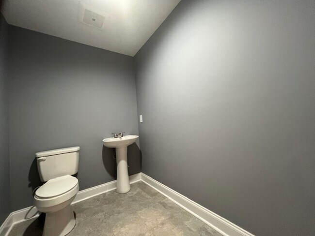 Building Photo - Commercial Space! Perfect for fitness/yoga studio, photography studio/ gallery, retail, or other ...