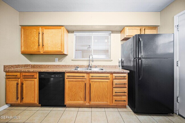 Building Photo - 5656 Kensington Cir