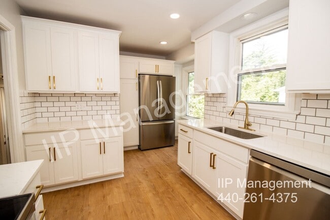 Building Photo - 3549 Grosvenor Rd