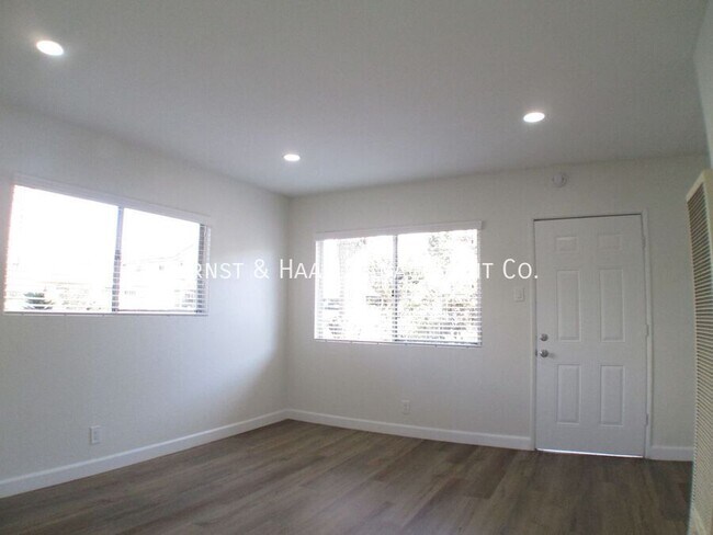 Building Photo - 230 E Hullett St